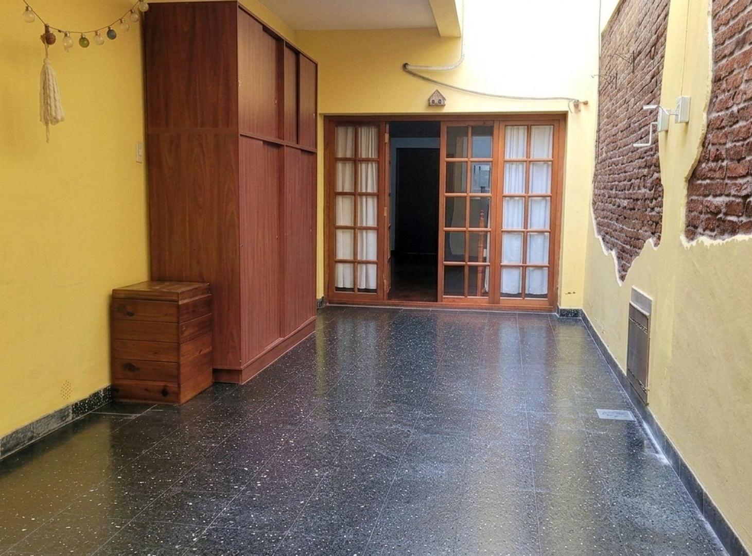 Foto de VENTA CASA 6 AMB LINIERS CON LOCAL MULTIFAMILIAR, imagen 2