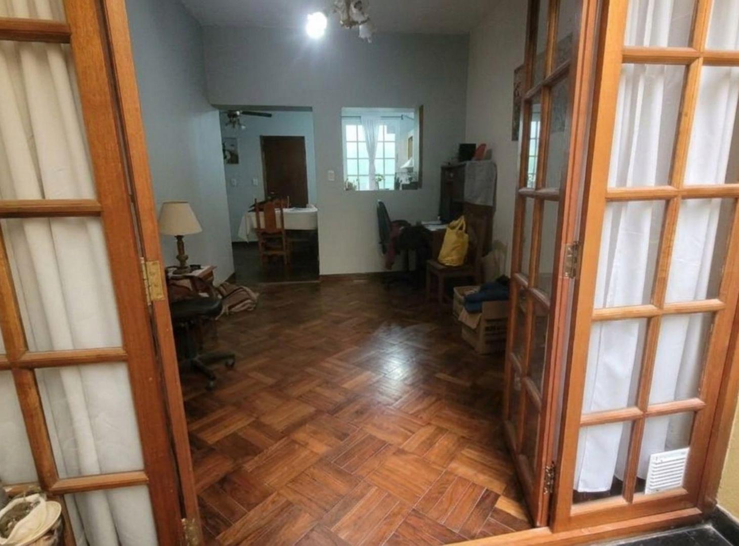 Foto de VENTA CASA 6 AMB LINIERS CON LOCAL MULTIFAMILIAR, imagen 1