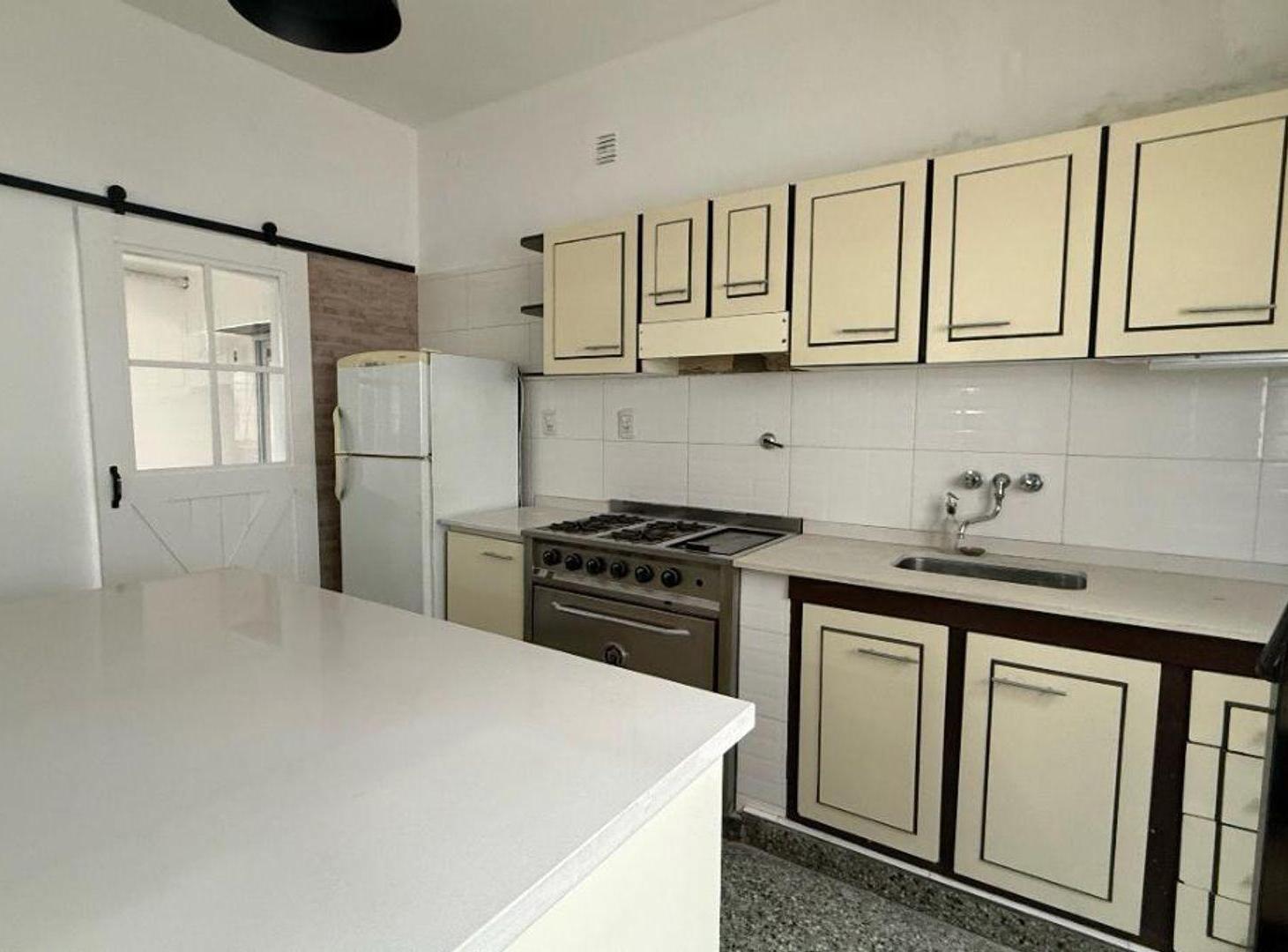 Foto de VENTA CASA 5 AMB C/PILETA JARDIN Y DEPTO FINANCIA, imagen 2