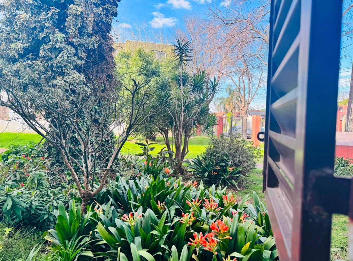 Foto de VENTA PH 3 AMB BANFIELD BARRIO SEMI CERRAD COCHERA, imagen 2