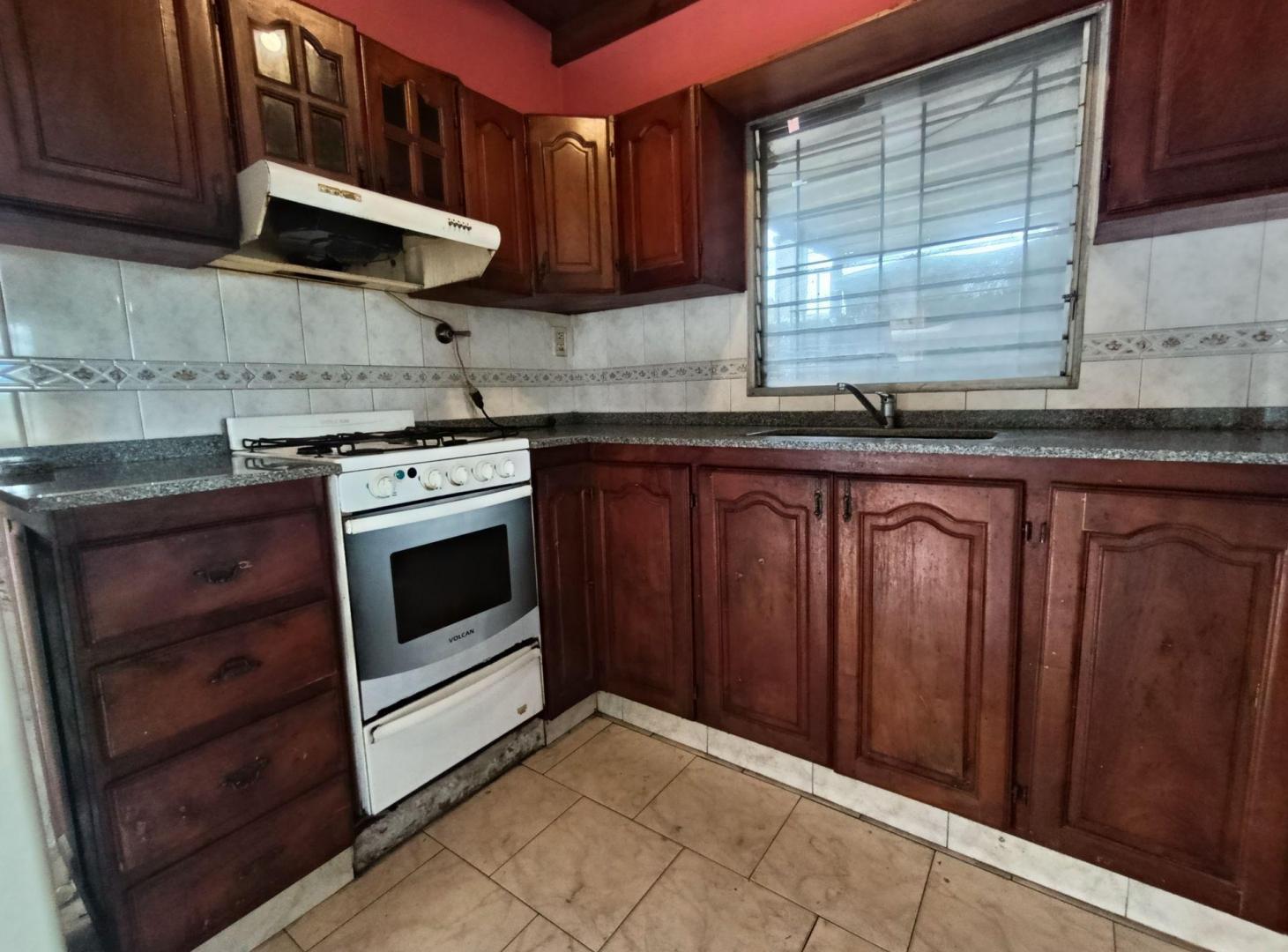 Foto de VENTA CASA 3 AMBIENTES MONTEGRANDE COCHERA Y PATIO, imagen 3