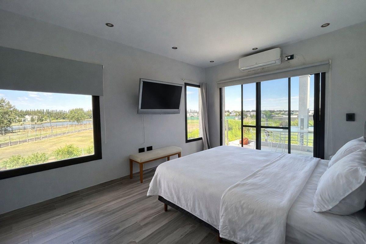 Foto de VENTA CASA 4 AMB EZEIZA SAN FELIPE PILETA Y JARDÍN, imagen 2