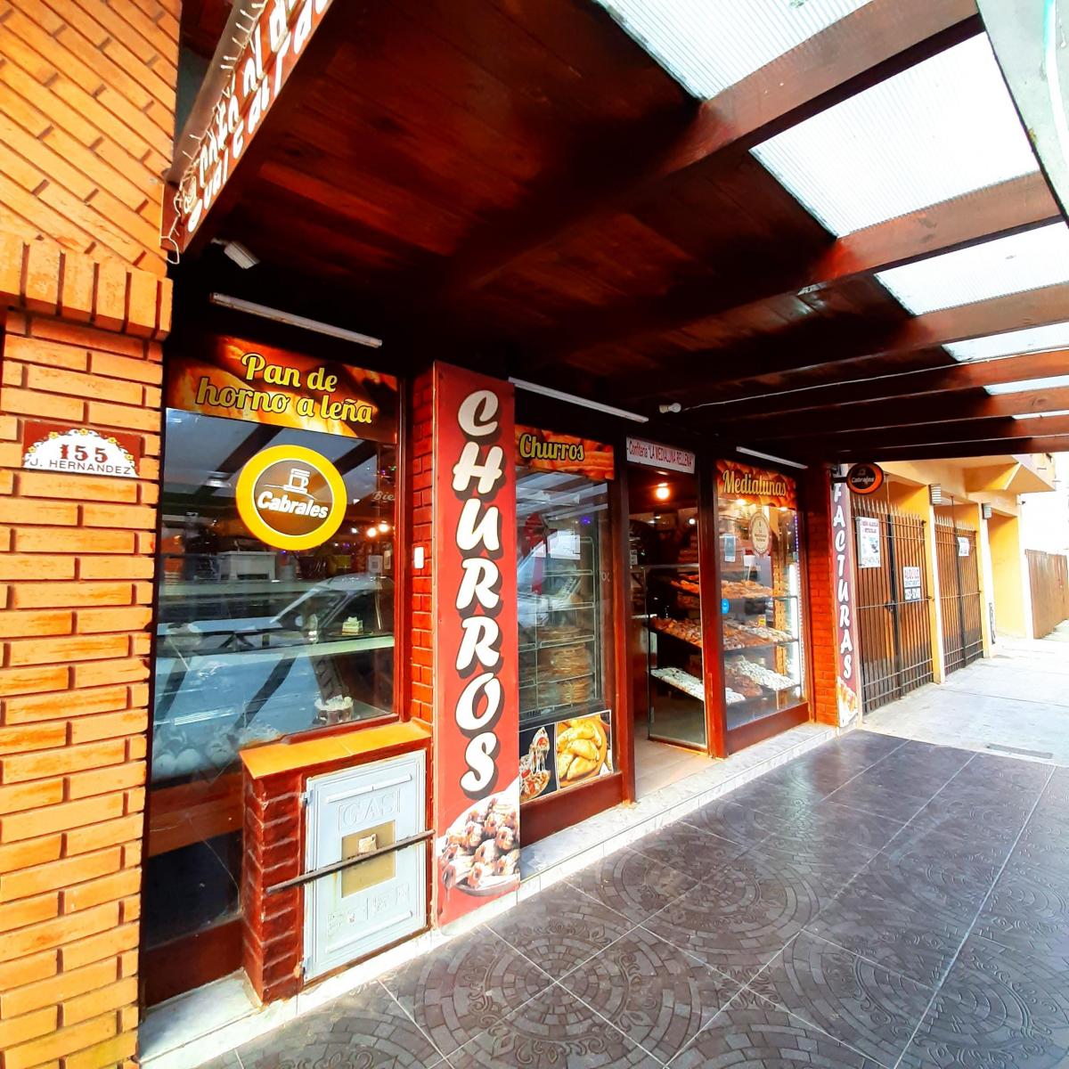 Panaderia Instalada con Deptos. 1 y 3 Amb. 1