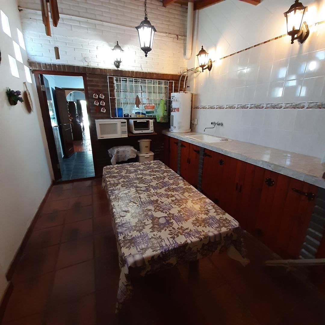 Triplex, con Quincho Cub, 2 Cocheras, 80 m. Excelente! 4