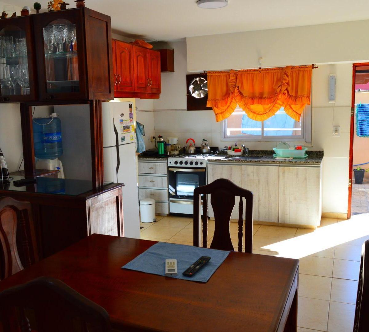 Chalet en Esquina, 2 Años de Antigüedad, con Depto. 30 m 3