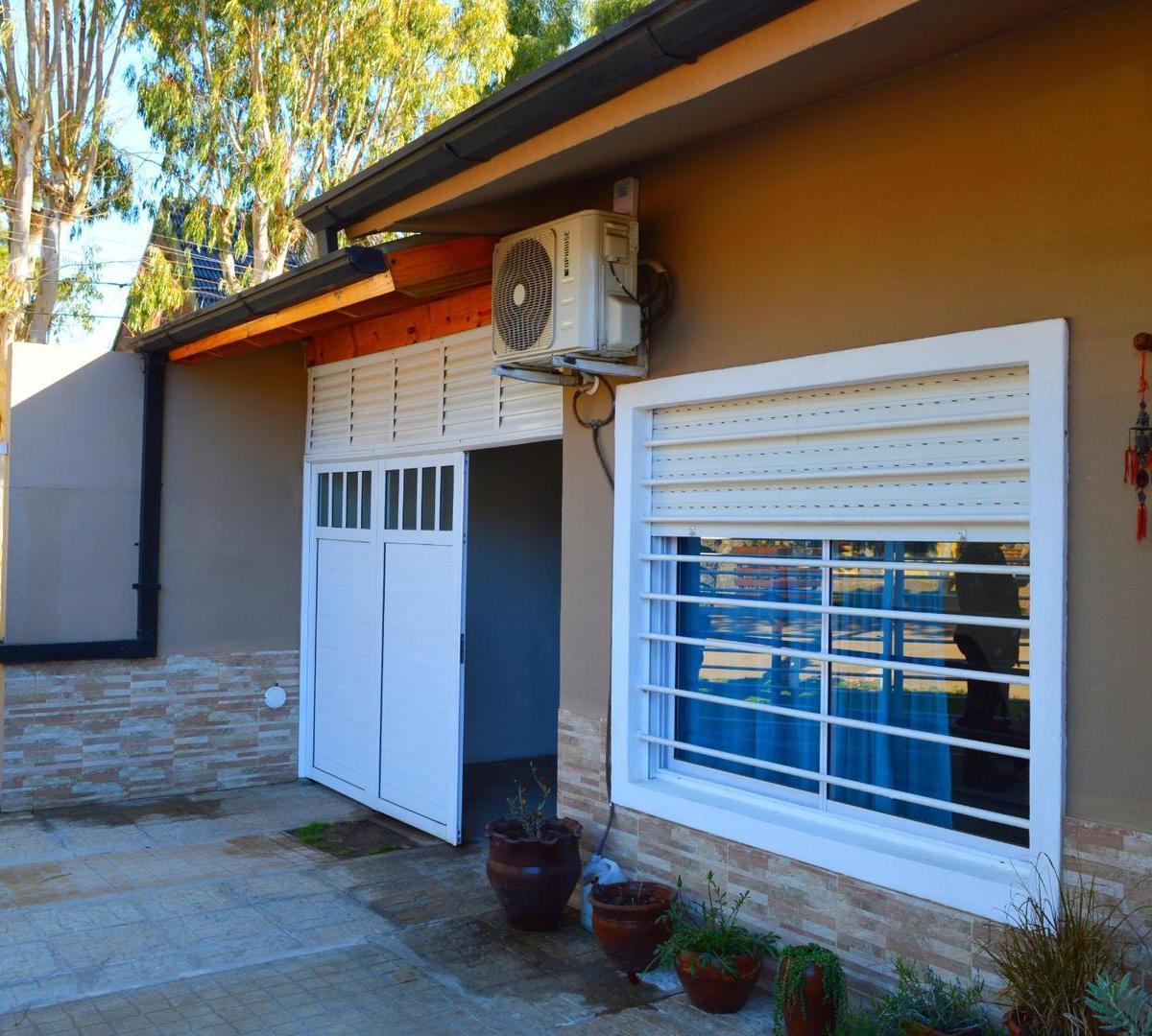Chalet en Esquina, 2 Años de Antigüedad, con Depto. 30 m 1