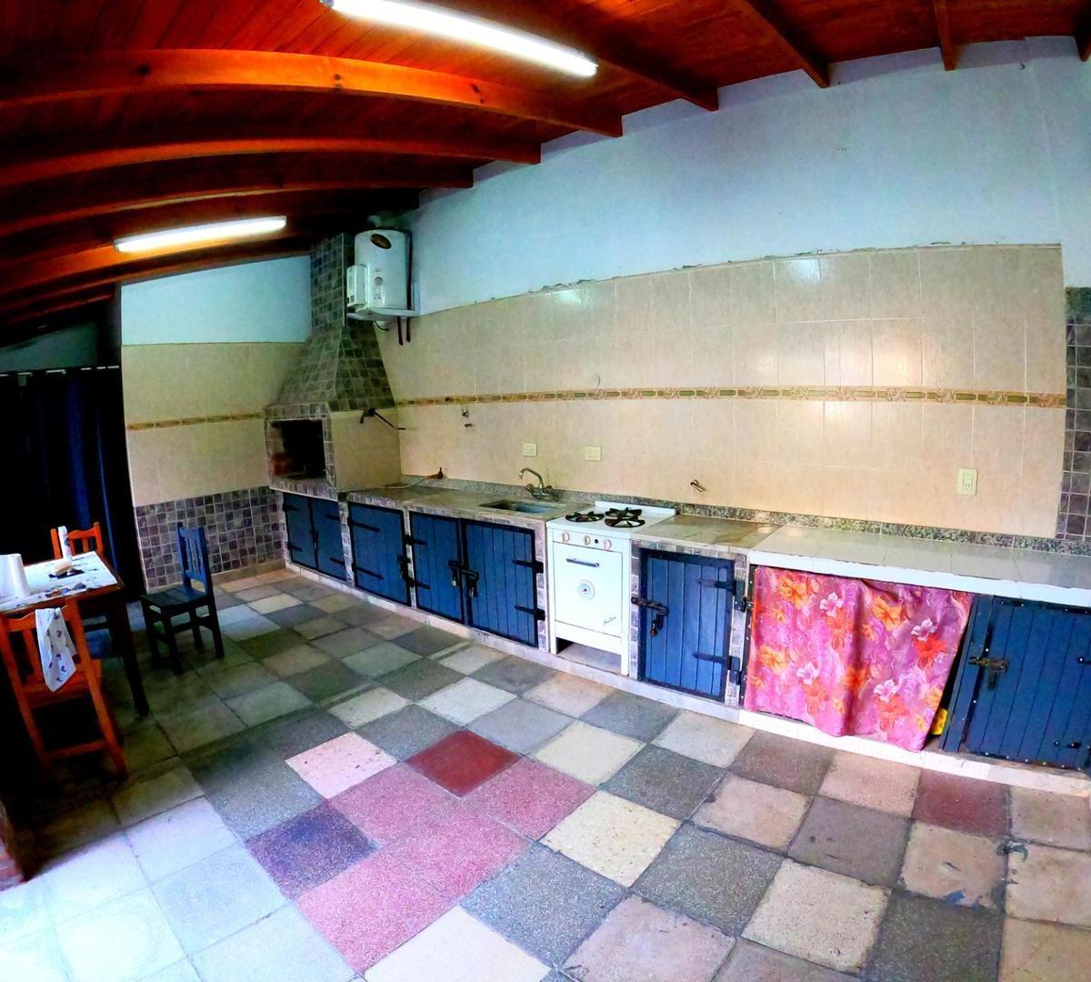 Chalet con Todos Los Servicios, Quincho Cubierto. Parque. 4