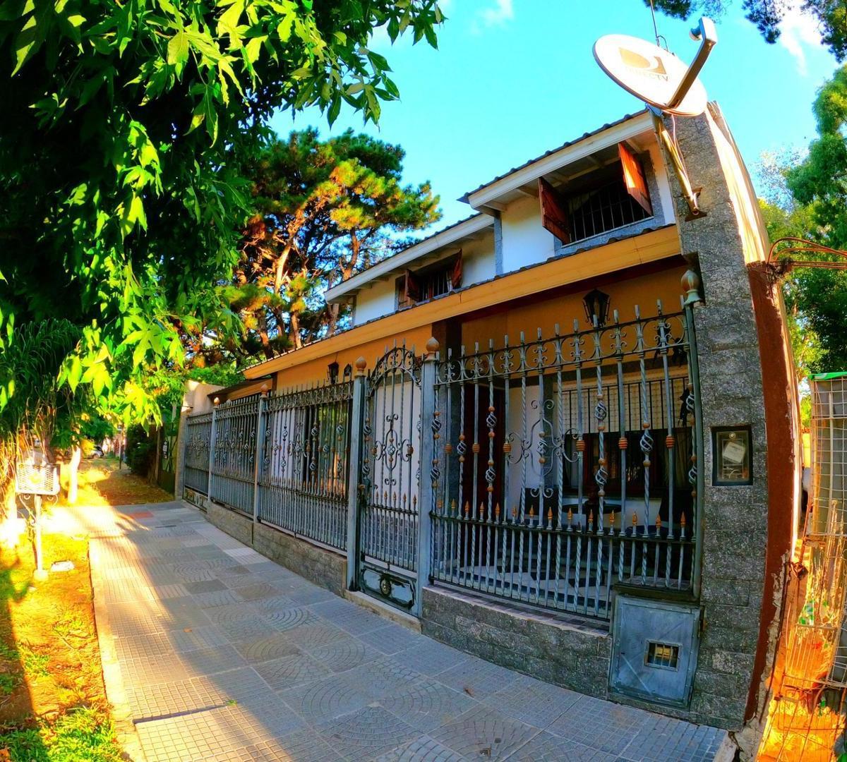 Chalet con Todos Los Servicios, Quincho Cubierto. Parque. 2