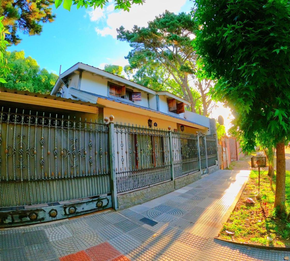 Chalet con Todos Los Servicios, Quincho Cubierto. Parque. 3