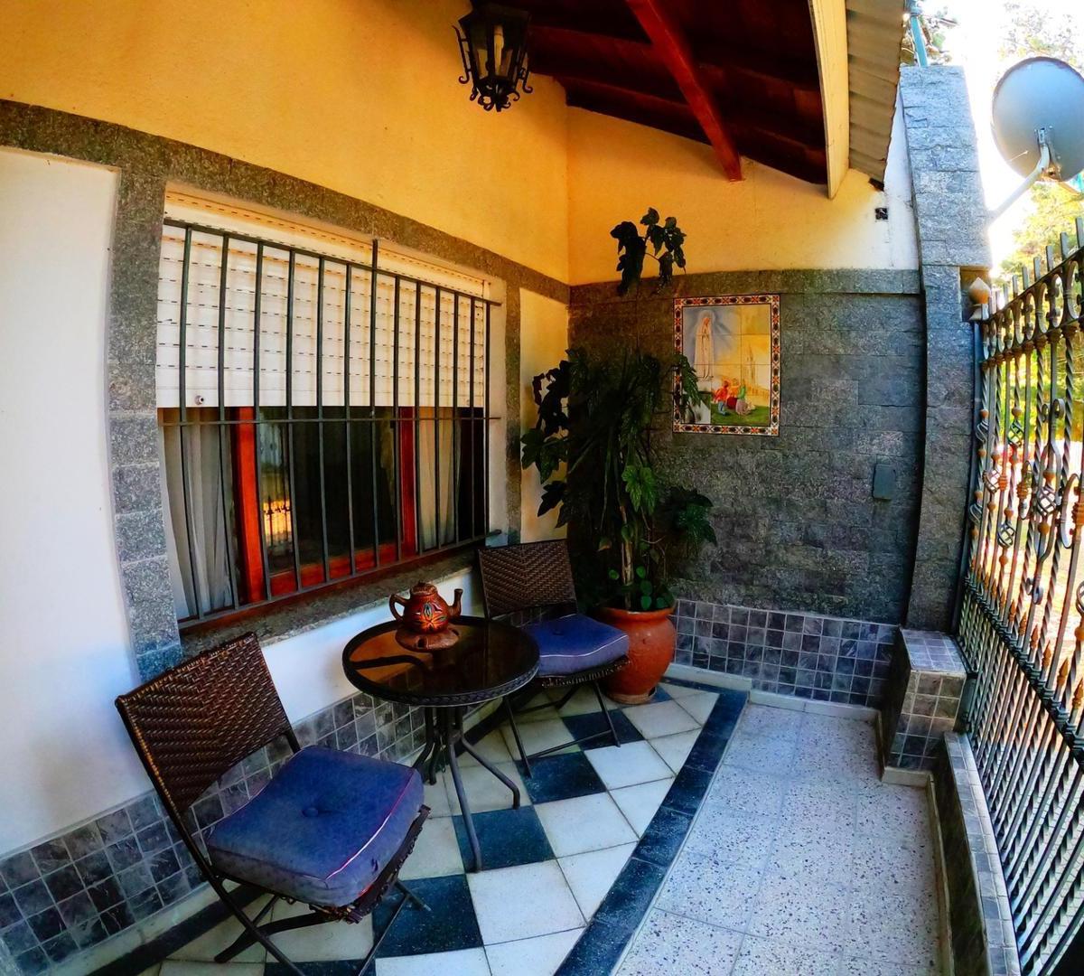 Chalet con Todos Los Servicios, Quincho Cubierto. Parque. 3