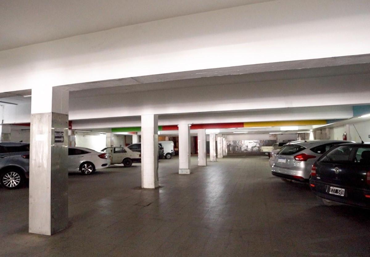 Venta Galpón de 1811 m² Frente Al Mercado Norte - Excelente Ubicación 2
