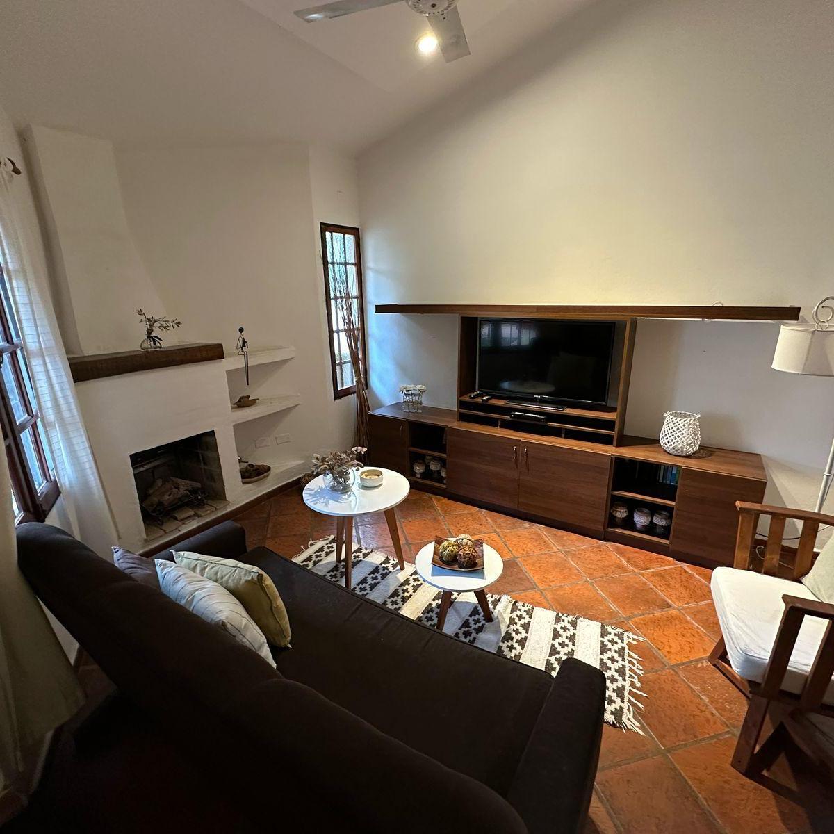 Venta Casa en B° Santa Cecilia - 3 Dorm. C/ Pileta 2