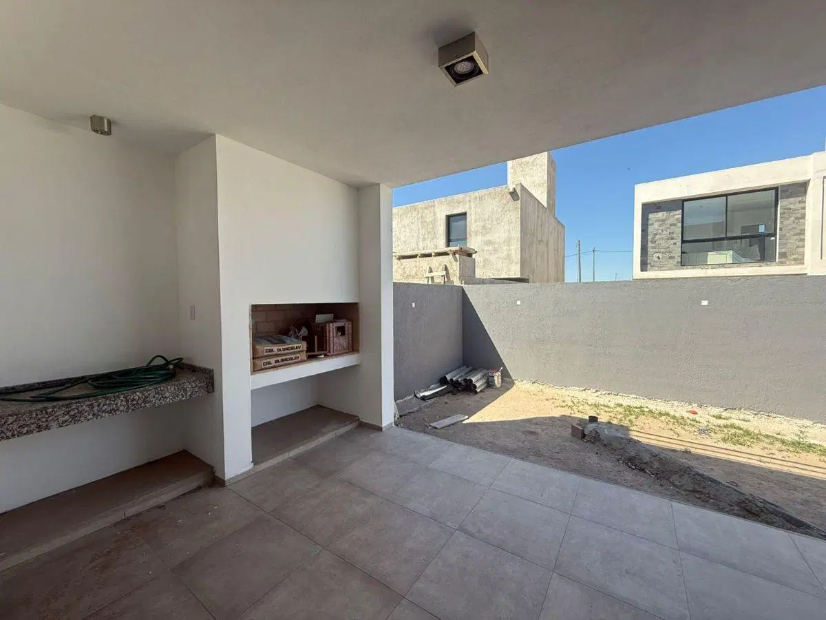 VENTA CASA DE CATEGORÍA EN RINCONES DE MANANTIALES - 4 DORMITORIOS, A ESTRENAR 3