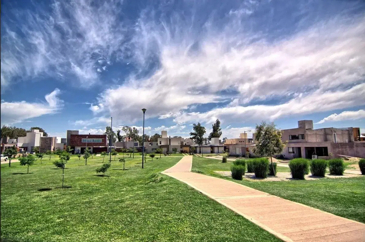 VENTA DUPLEX EN CLAROS DEL BOSQUE - 3 DORMITORIOS, EN POZO 5