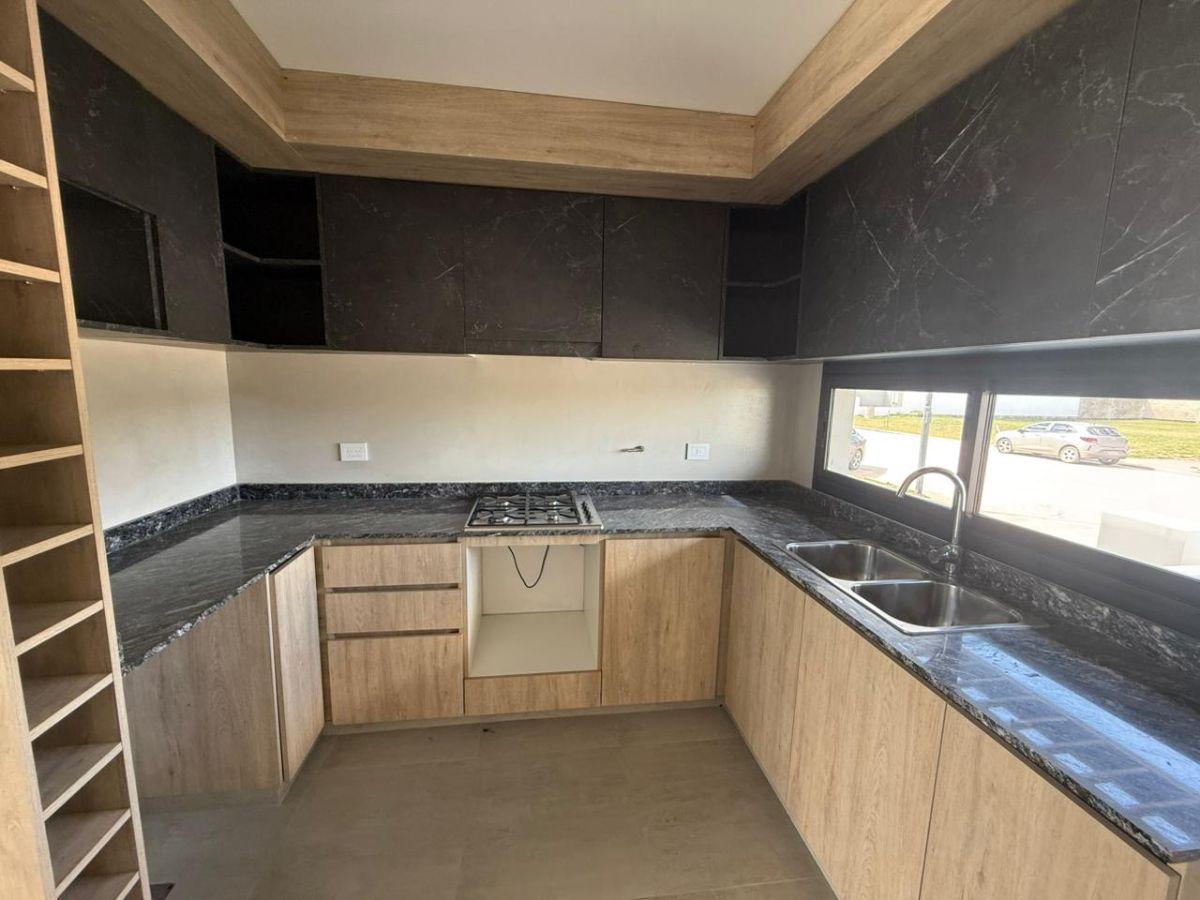Foto de VENTA DUPLEX DE CATEGORÍA EN MANANTIALES II - 3 DORMITORIOS, A ESTRENAR, imagen 3