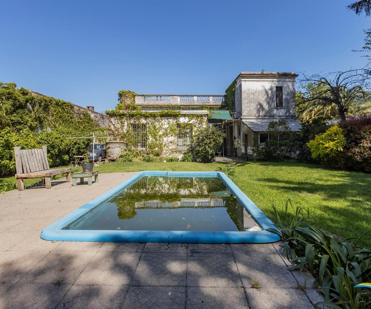 Predio de 2.285 m² con Dos Casas, Una de Ellas Catalogada Como "De Protección Es 2