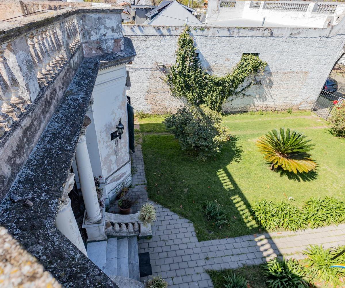 Predio de 2.285 m² con Dos Casas, Una de Ellas Catalogada Como "De Protección Es 3
