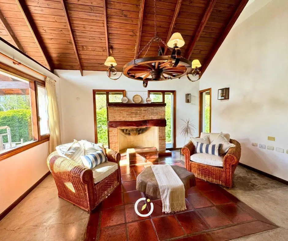 Venta casa 3 domitorios con quincho y cochera en Aldea 2