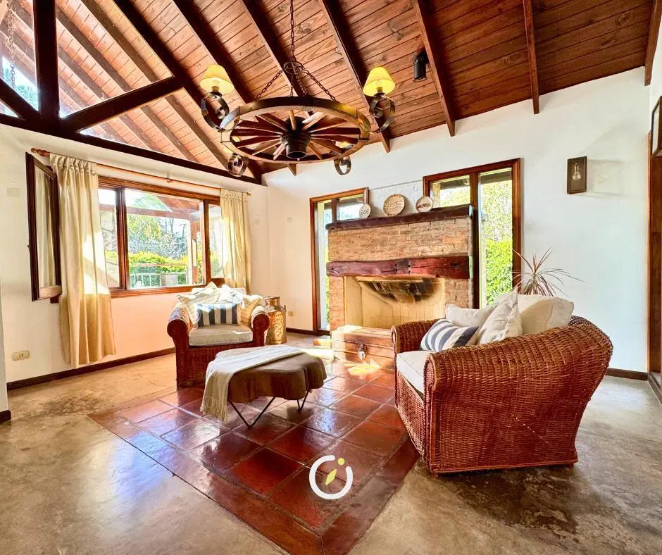 Venta casa 3 domitorios con quincho y cochera en Aldea 3