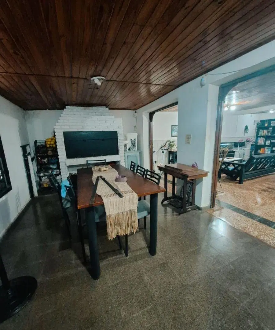AMPLIA CASA 4 DORMITORIOS | PATIO VERDE | 390m2 | COCHERA | ZONA FACUNDO ZUVIRÍA 3