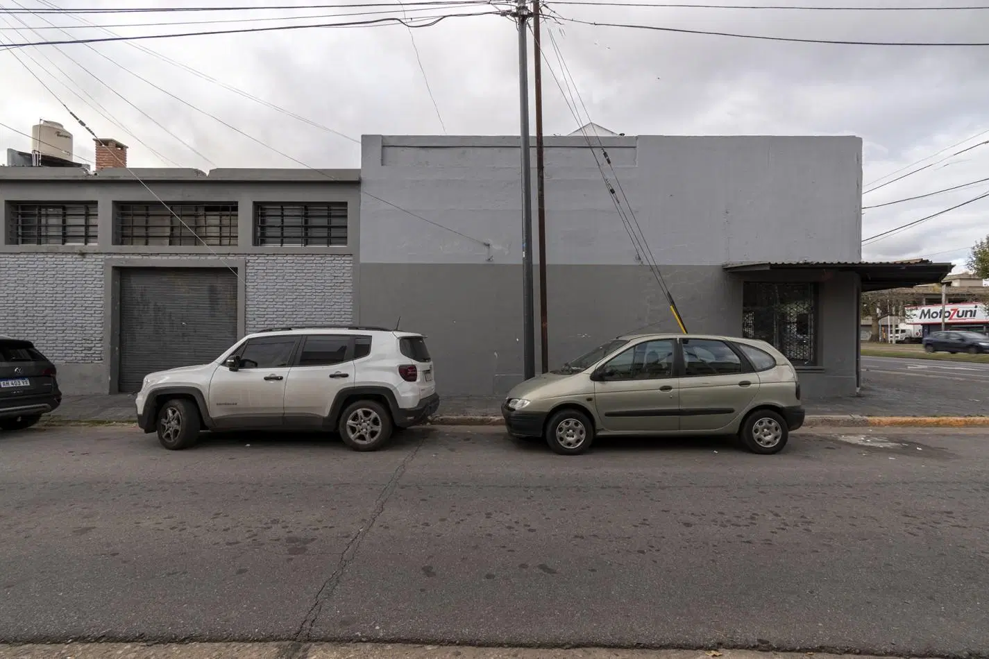 LOCAL COMERCIAL: Excelente en esquina sobre Av Mitre- Villa Dominico 8