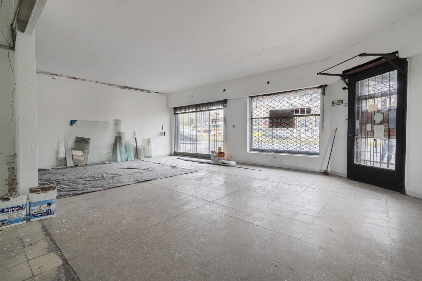 Foto de LOCAL COMERCIAL: Excelente en esquina sobre Av Mitre- Villa Dominico, imagen 1