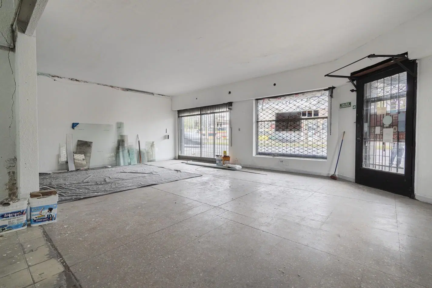 LOCAL COMERCIAL: Excelente en esquina sobre Av Mitre- Villa Dominico 1