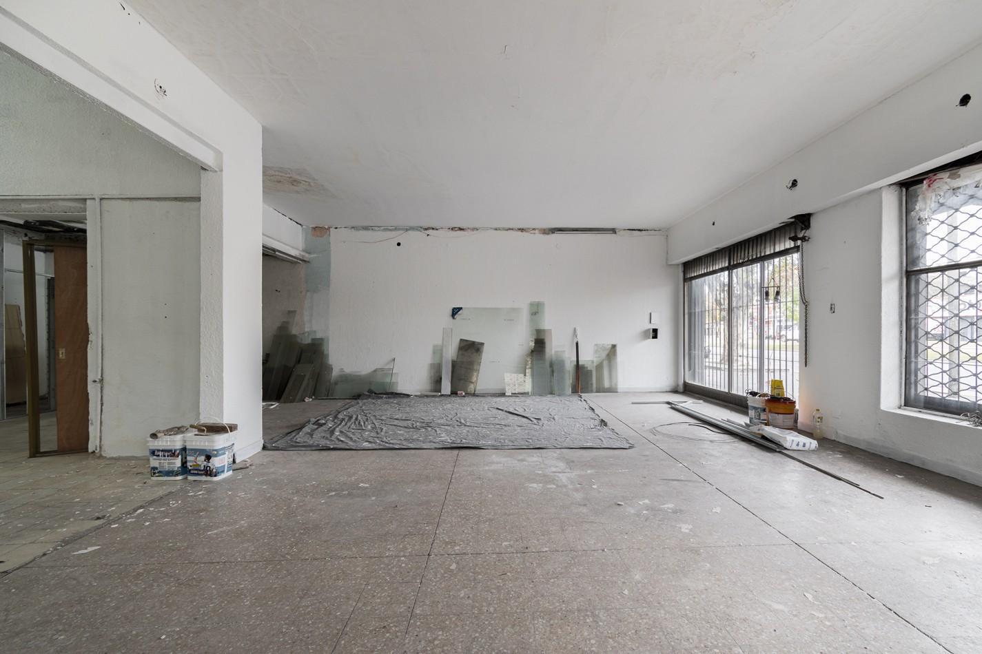 Foto de LOCAL COMERCIAL: Excelente en esquina sobre Av Mitre- Villa Dominico, imagen 3