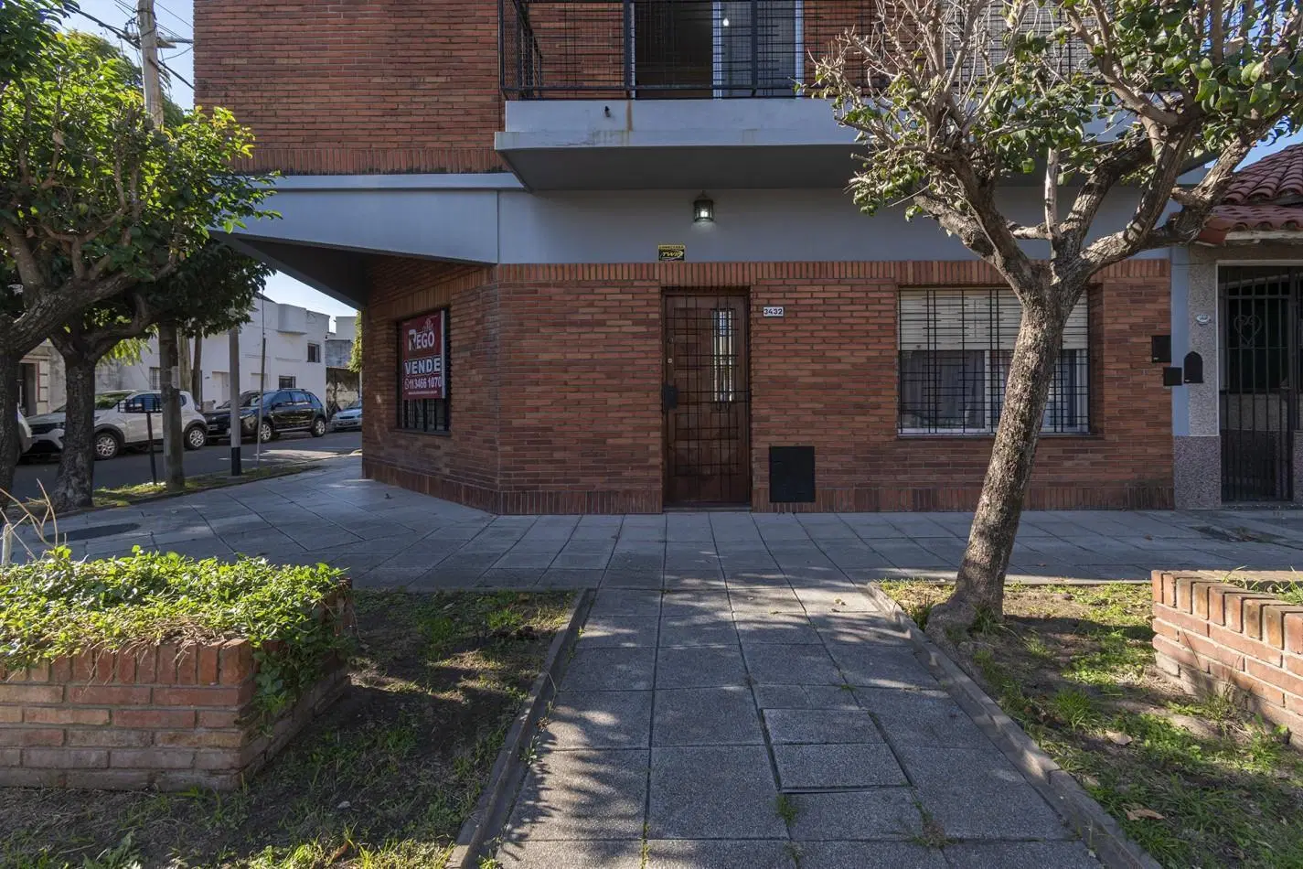Excelente Casa de 4 Ambientes en Esquina con Cochera, Terraza y Parrilla 5