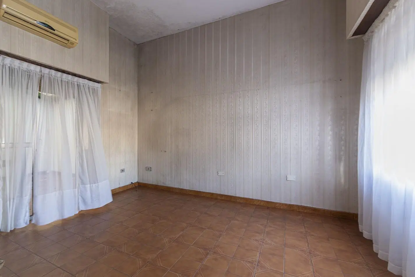 Excelente Casa de 4 Ambientes en Esquina con Cochera, Terraza y Parrilla 4