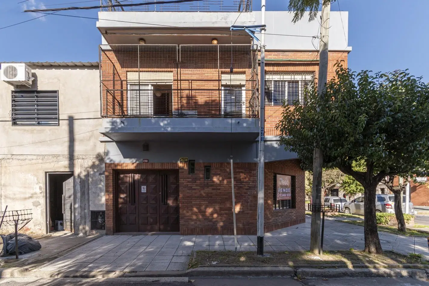Excelente Casa de 4 Ambientes en Esquina con Cochera, Terraza y Parrilla 1