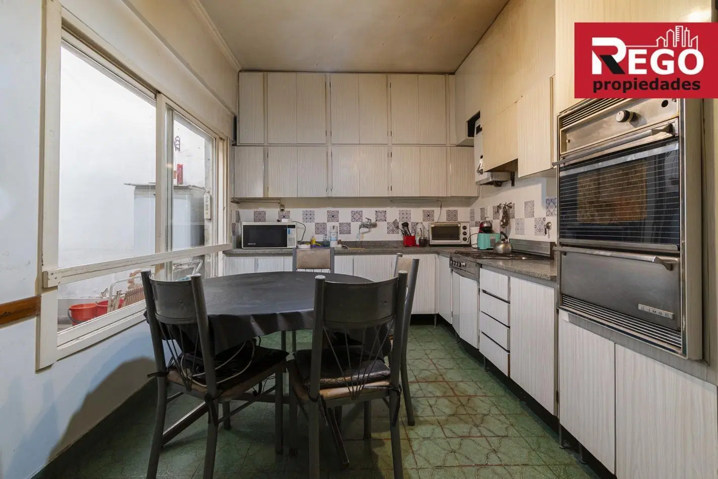 VENTA DE PROPIEDAD EN ESQUINA DE 3 DEPARTAMENTOS Y 3 LOCALES 4