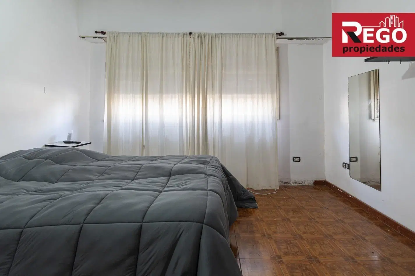 VENTA DE PROPIEDAD EN ESQUINA DE 3 DEPARTAMENTOS Y 3 LOCALES 8