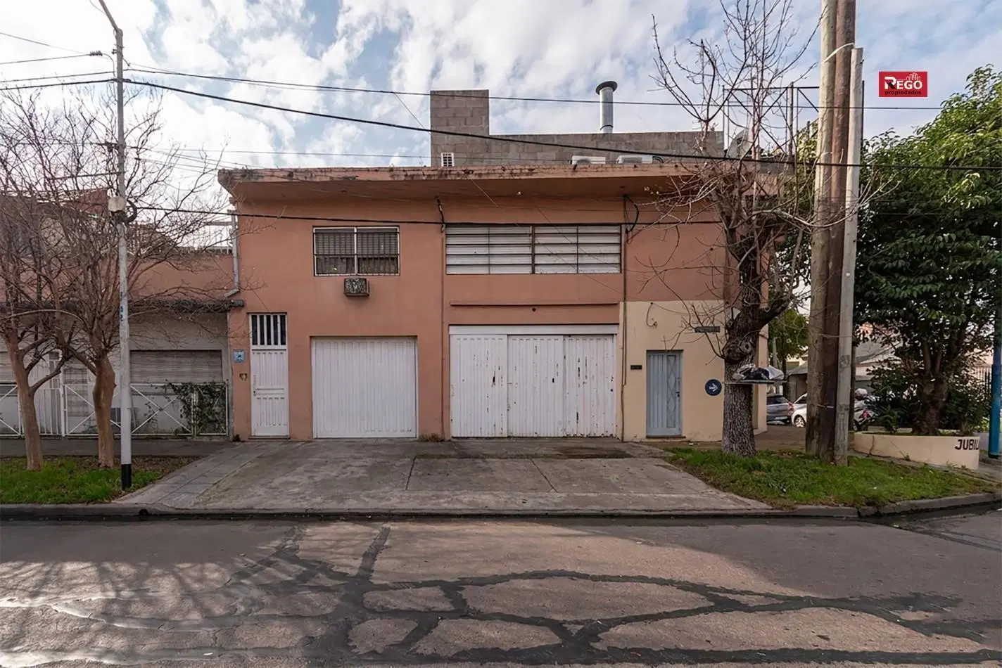 VENTA DE PROPIEDAD EN ESQUINA DE 3 DEPARTAMENTOS Y 3 LOCALES 2