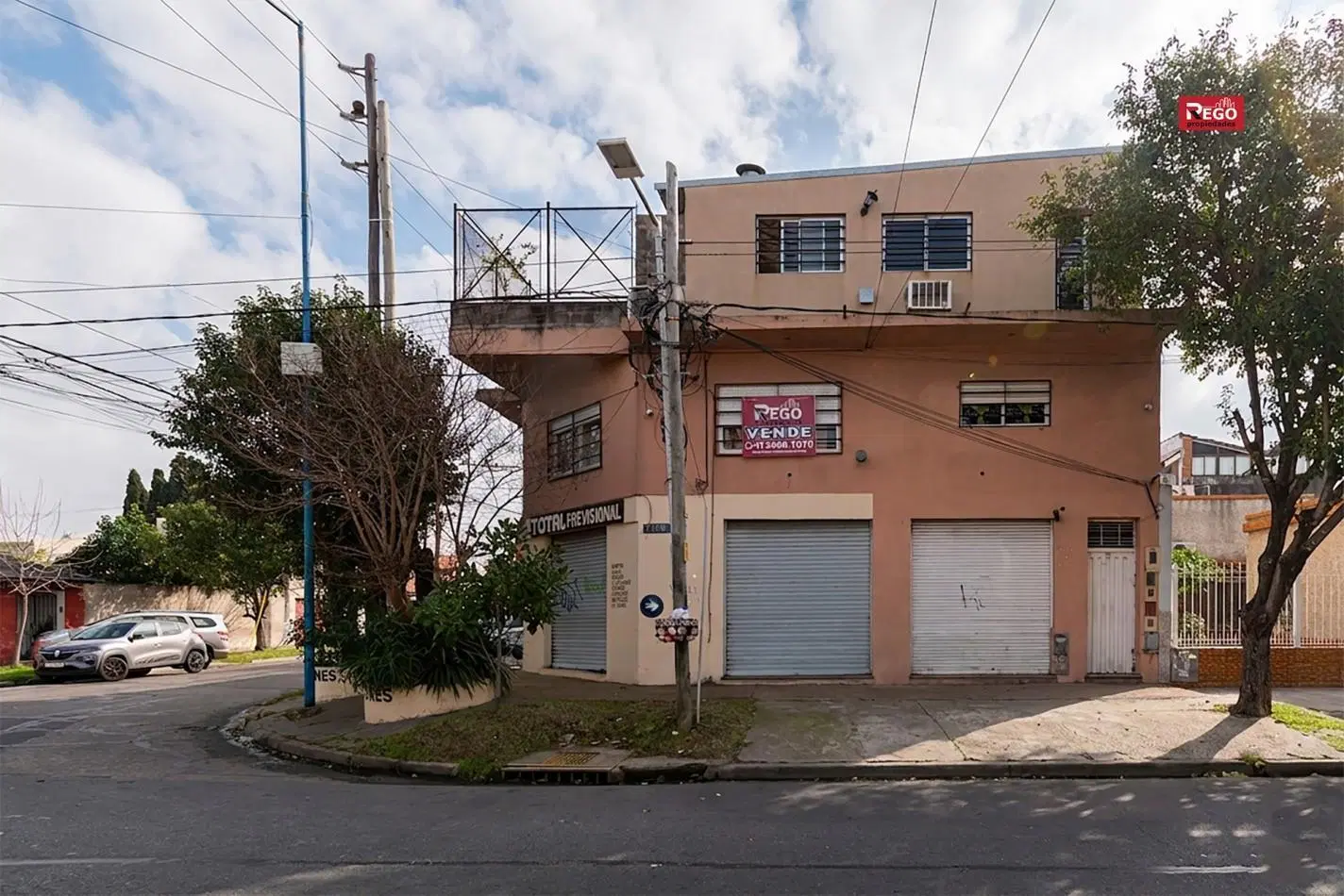 VENTA DE PROPIEDAD EN ESQUINA DE 3 DEPARTAMENTOS Y 3 LOCALES 3