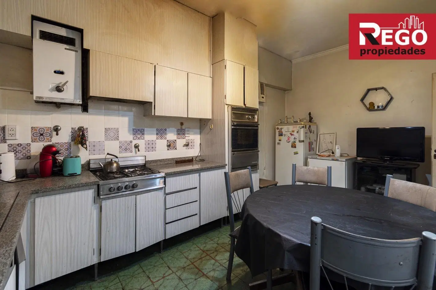 VENTA DE PROPIEDAD EN ESQUINA DE 3 DEPARTAMENTOS Y 3 LOCALES 5