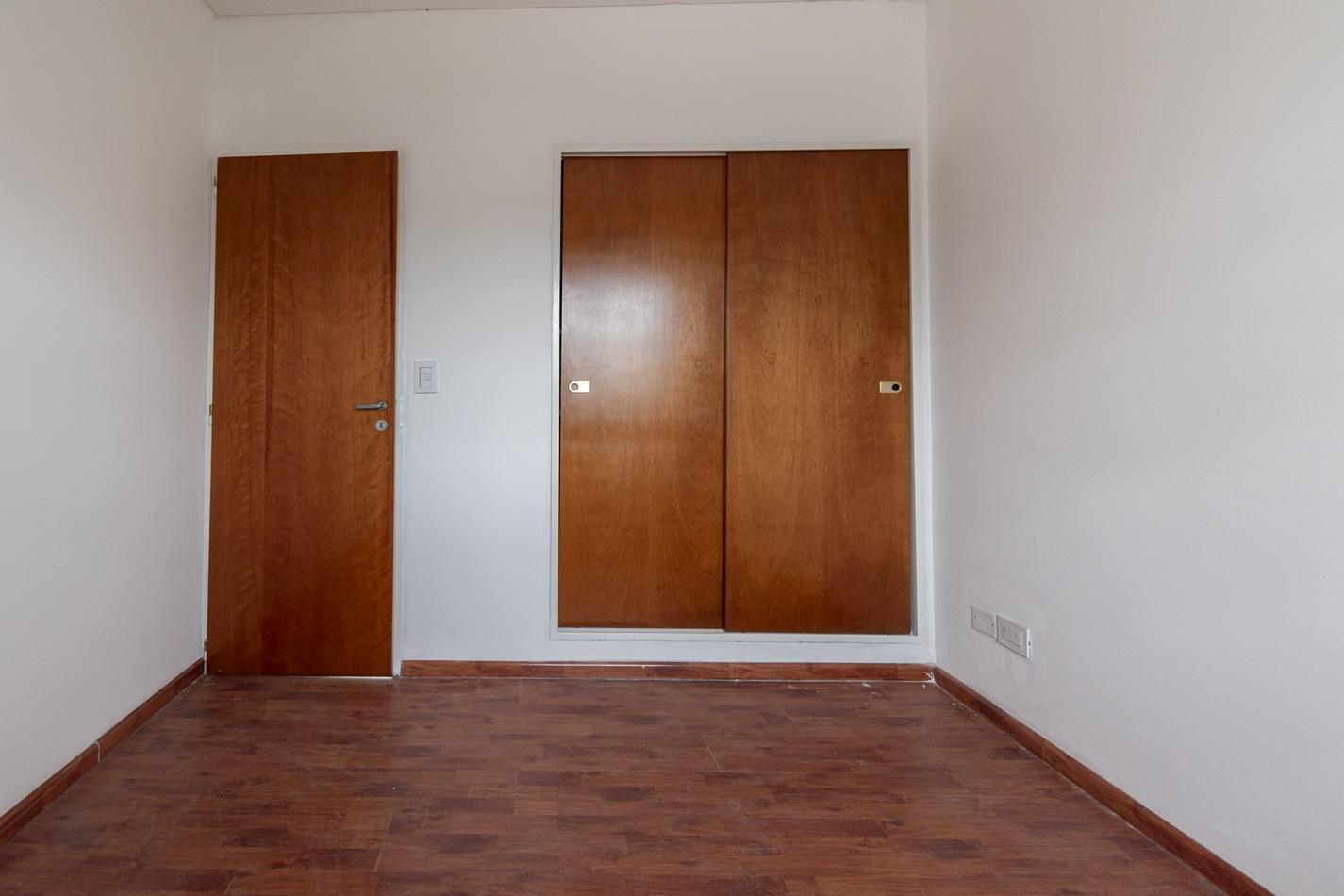 Foto de Alquiler - Departamento 2 Ambientes con Balcon al Frente en Sarandi, imagen 2