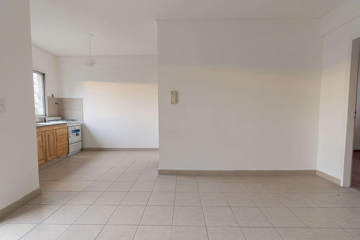 Foto de Alquiler - Departamento 2 Ambientes con Balcon al Frente en Sarandi, imagen 1