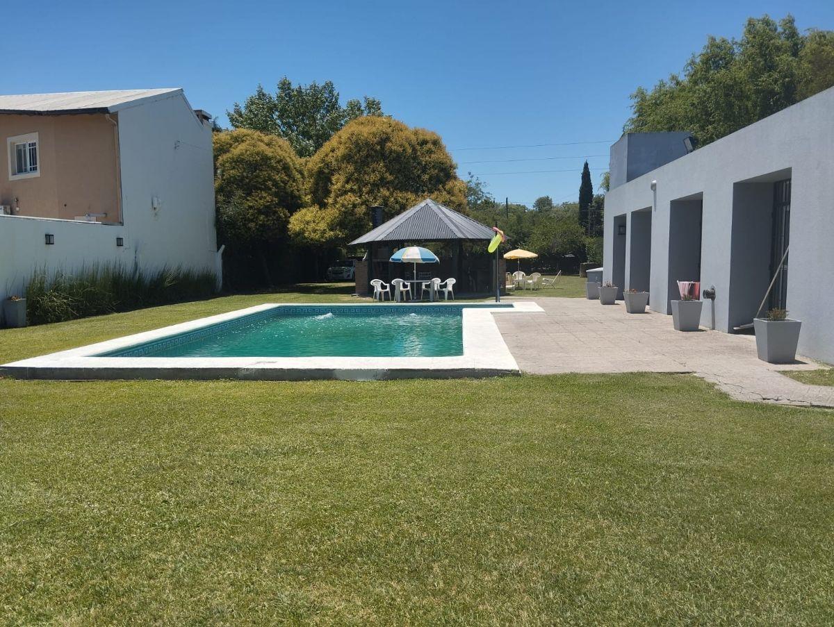 Casa con 1 dormitorio y con amplio lote 1400 m² en venta en Berisso