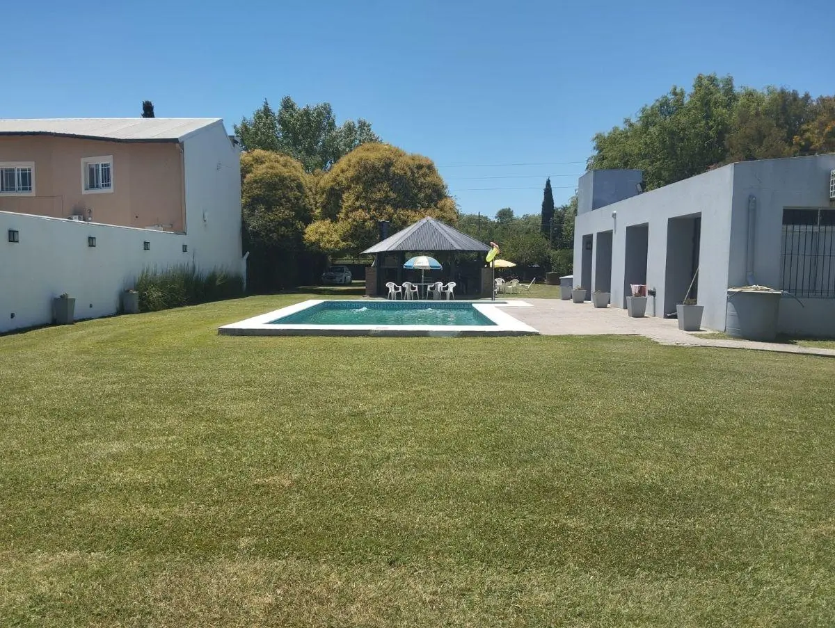 Casa con 1 dormitorio y con amplio lote 1400 m² en venta en Berisso 2