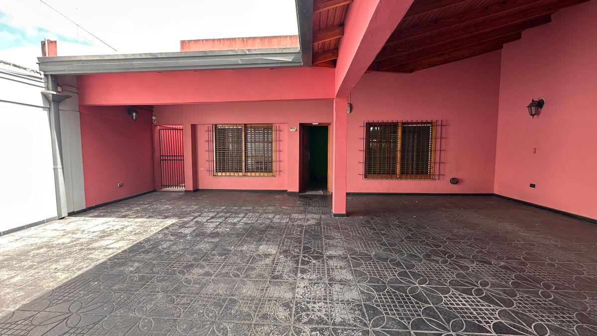 Foto de Casa Apta Banco con departamento al fondo, imagen 1