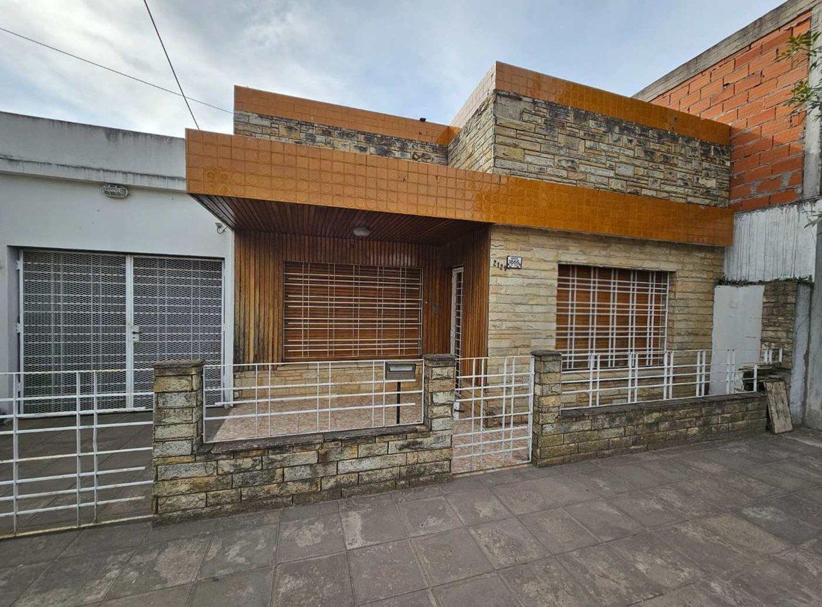 VENTA CASA 4 AMBIENTES MERLO - PARQUE Y COCHERA