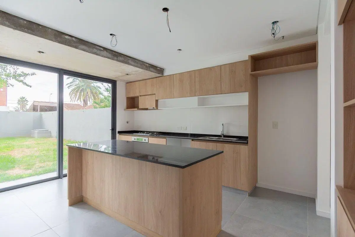 CASA EN VENTA CASTELAR NORTE. CON PILETA Y JARDIN 2