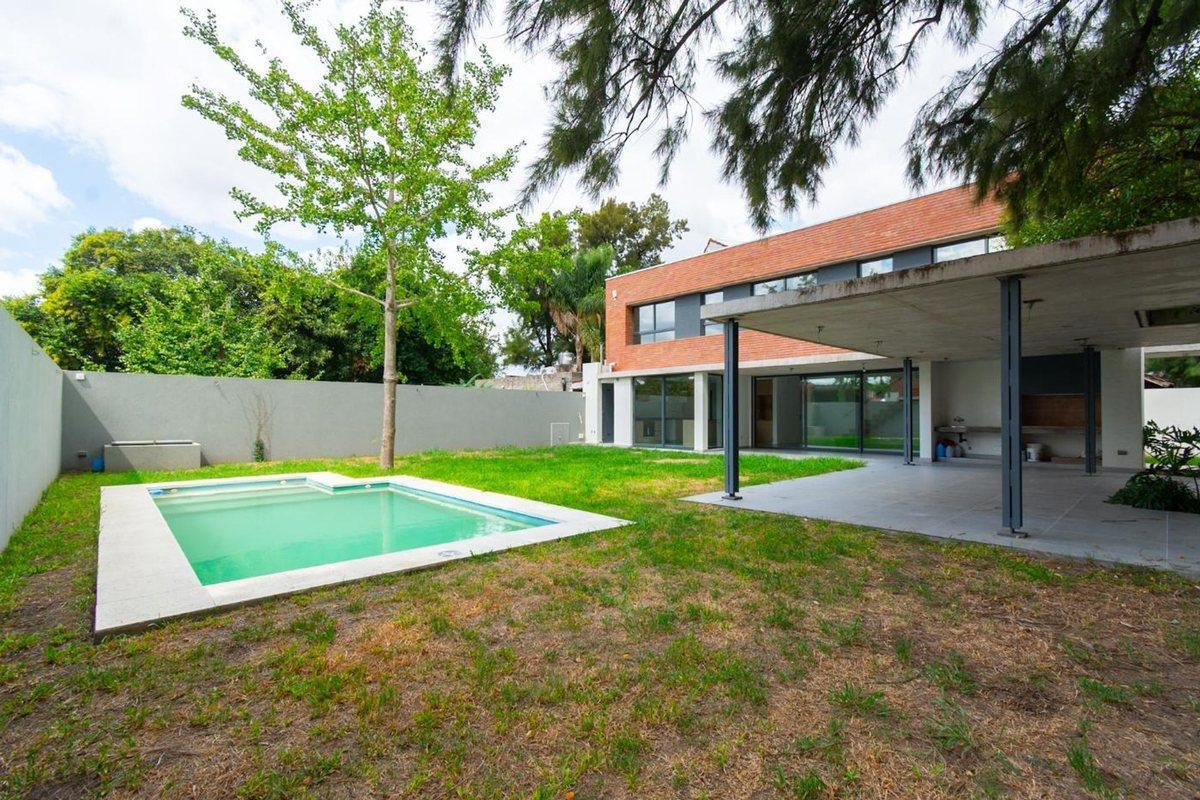 CASA EN VENTA CASTELAR NORTE. CON PILETA Y JARDIN