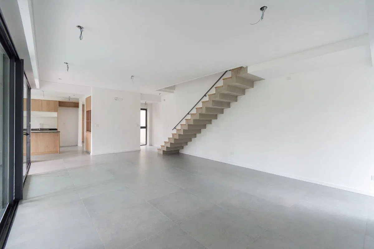CASA EN VENTA CASTELAR NORTE. CON PILETA Y JARDIN 4
