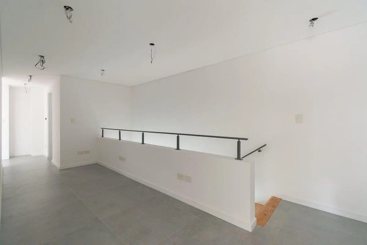 CASA EN VENTA CASTELAR NORTE. CON PILETA Y JARDIN 3