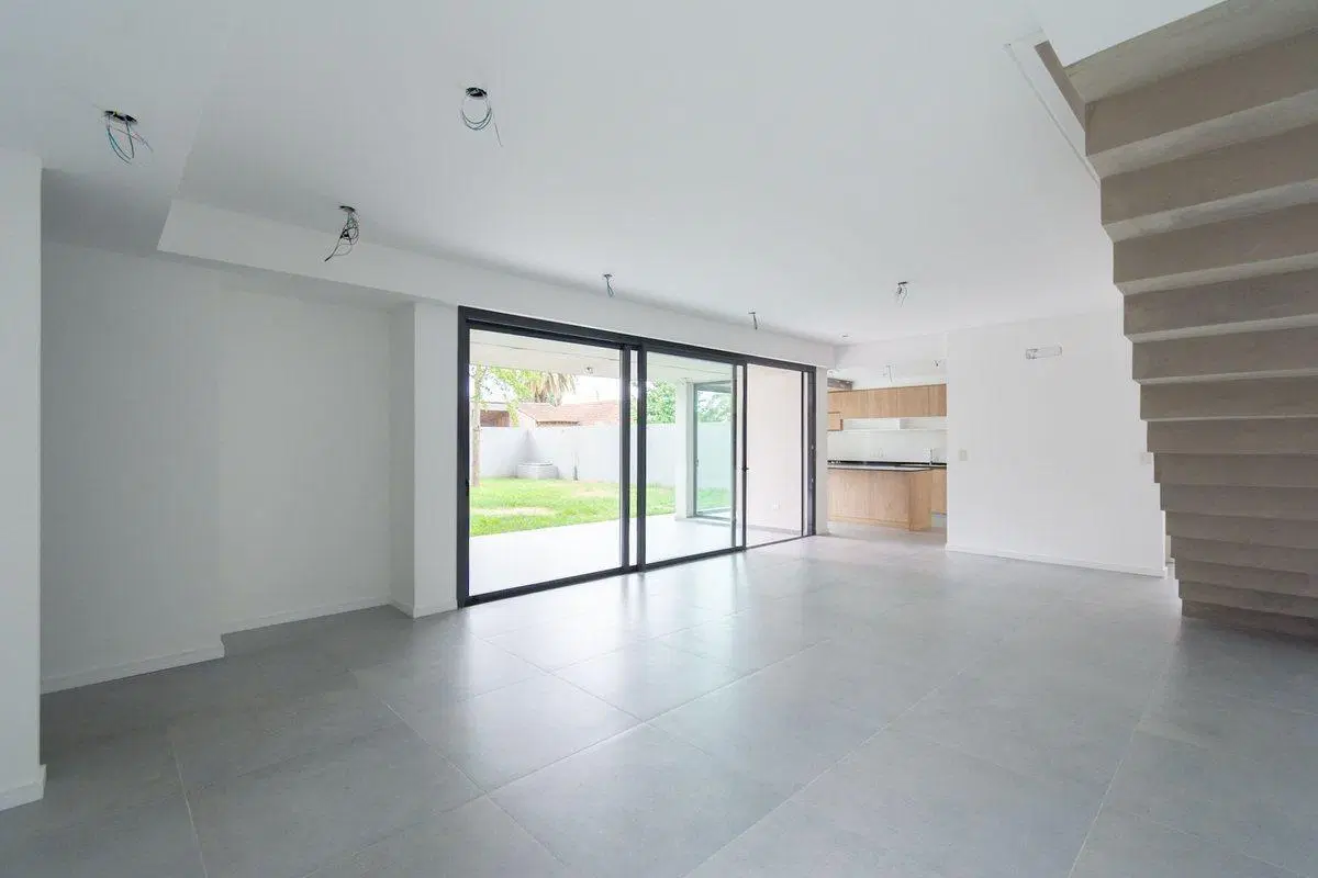 CASA EN VENTA CASTELAR NORTE. CON PILETA Y JARDIN 5