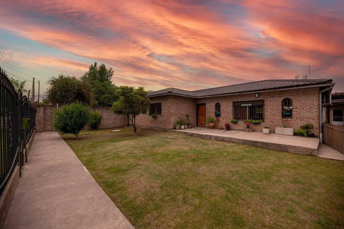 VENTA CASA CINCO AMBIENTES PASO DEL REY 2