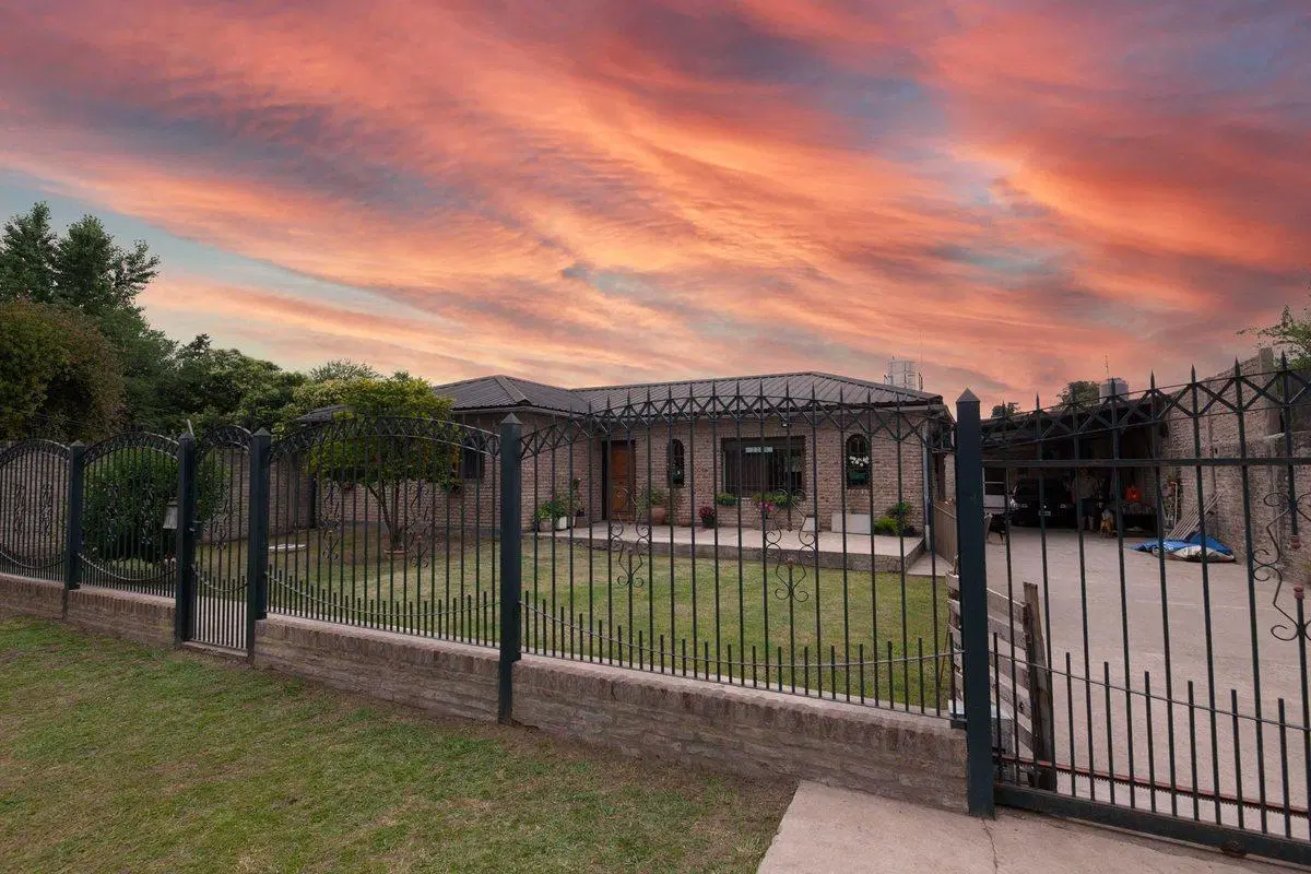 VENTA CASA CINCO AMBIENTES PASO DEL REY 4