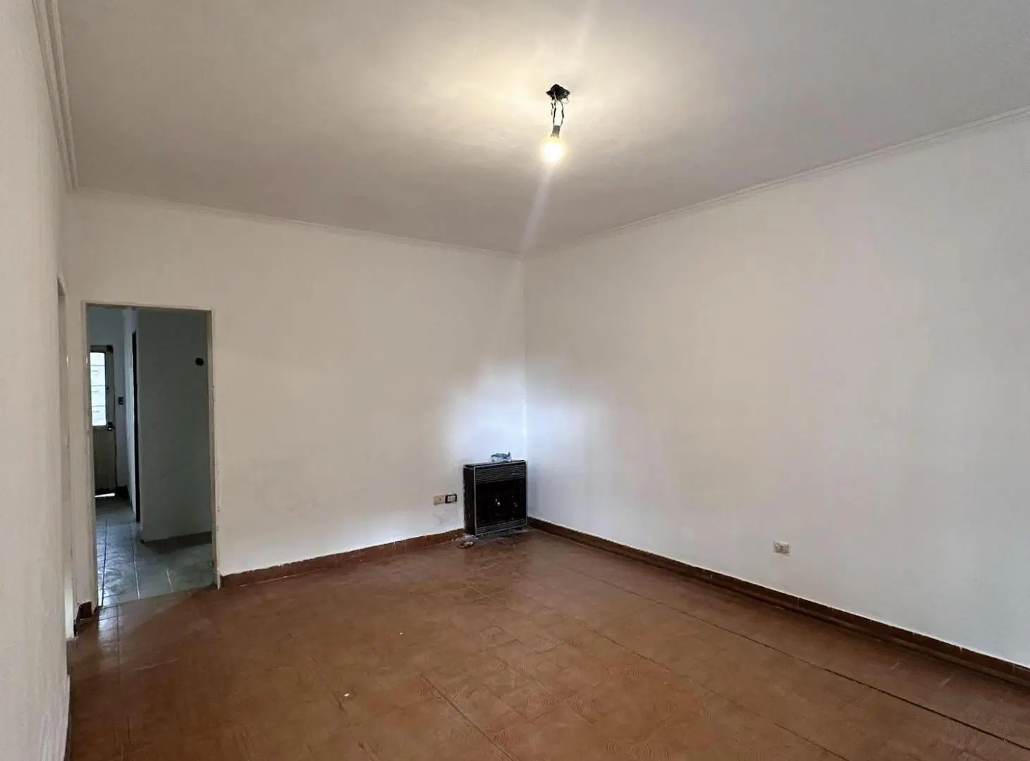 ALQUILER CASA 4 AMBIENTES CON COCHERA CASTELAR 2